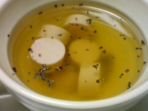 魚肉ソーセージのコンソメスープ
